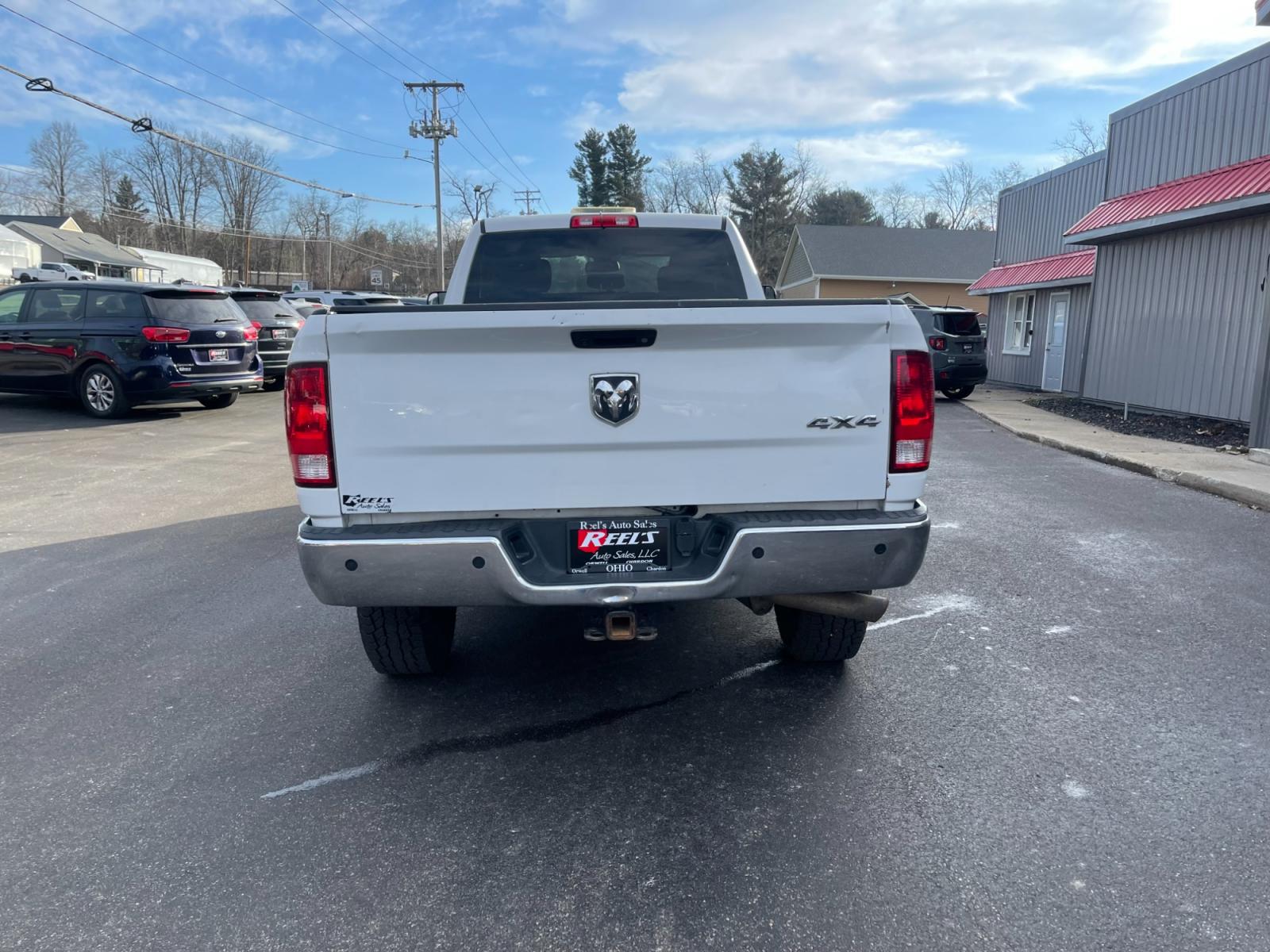 2018 White /Black RAM 3500 Tradesman Crew Cab 4WD (3C63R3GJ7JG) with an 6.4L V8 OHV 16V engine, 6A transmission, located at 11115 Chardon Rd. , Chardon, OH, 44024, (440) 214-9705, 41.580246, -81.241943 - This 2018 Ram 3500 Tradesman Crew Cab with a Long Bed, equipped with the robust 6.4L V8 HEMI engine paired with a 6-speed automatic transmission, offers significant hauling capabilities, featuring a towing capacity of up to 12,440 pounds and a payload capacity of 4,373 pounds. This model is well-sui - Photo #10